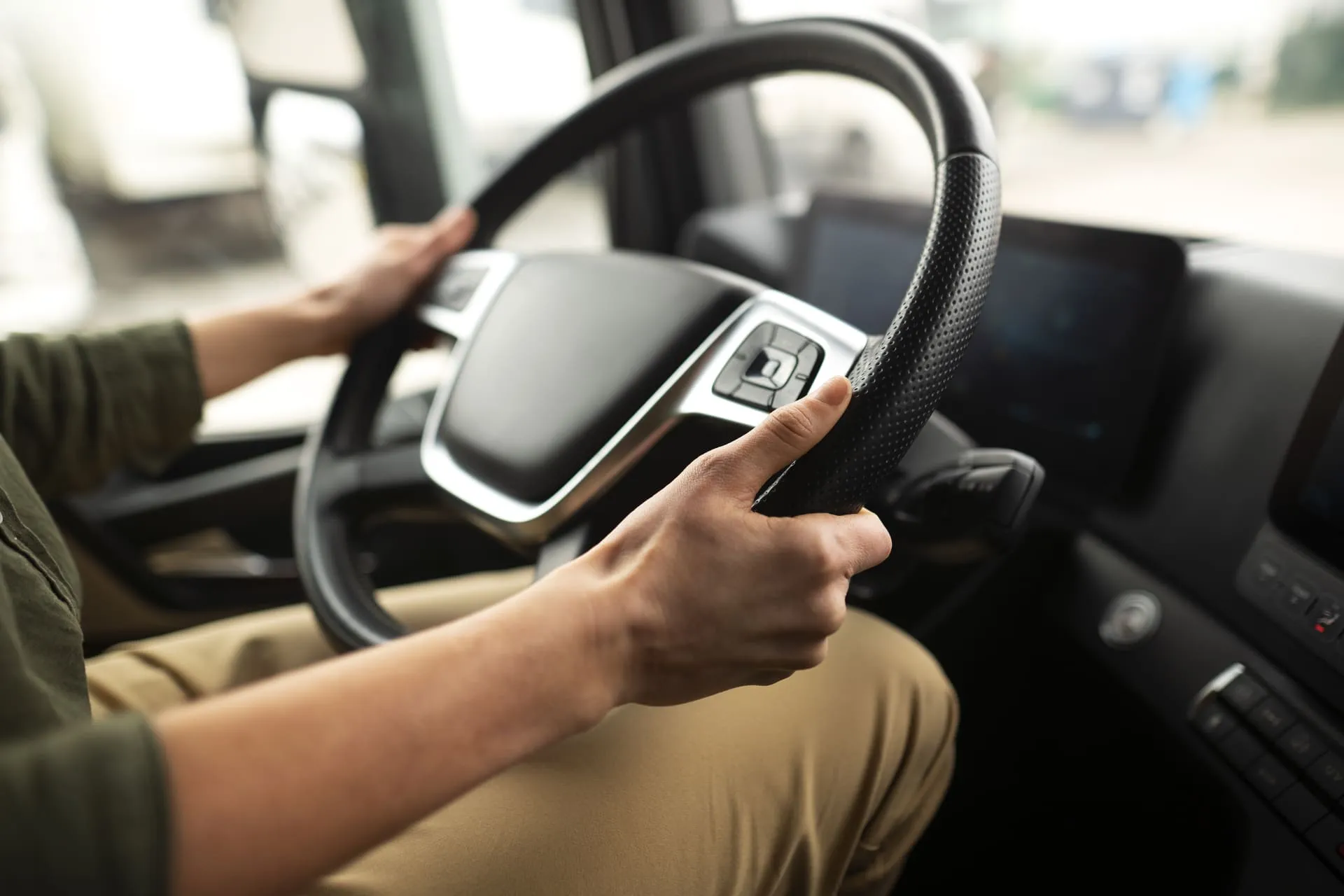 Mains d'un conducteur sur son volant