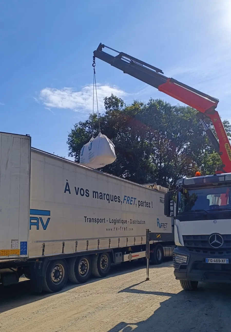 Camion des transport STRV avec chariot embarqué