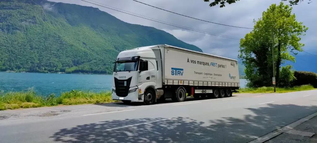 Camion des transports STRV devant le lac de Annecy