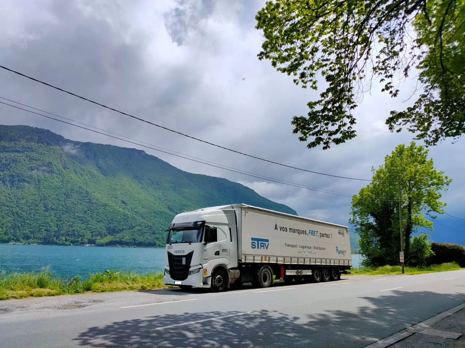 Camion des transports STRV devant le lac de Annecy